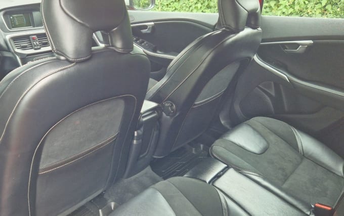 2025 Volvo V40