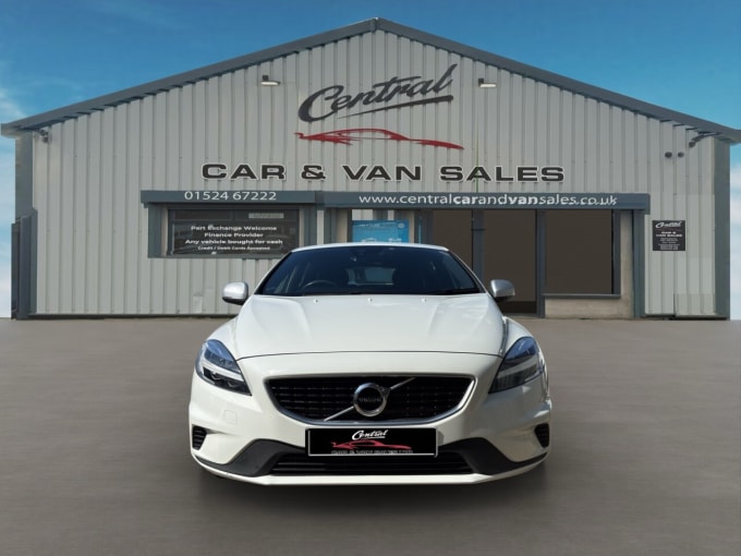 2025 Volvo V40