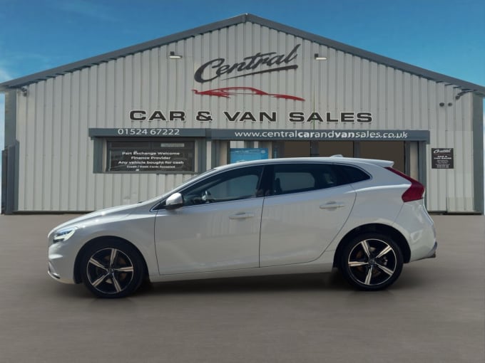 2025 Volvo V40