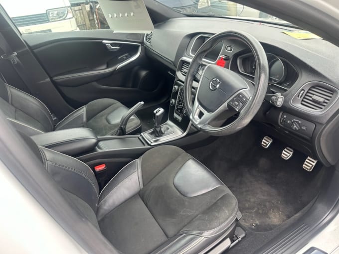2025 Volvo V40