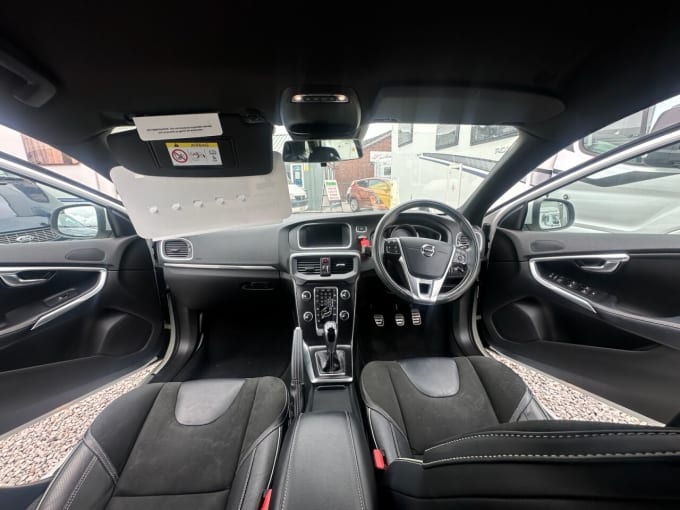 2025 Volvo V40