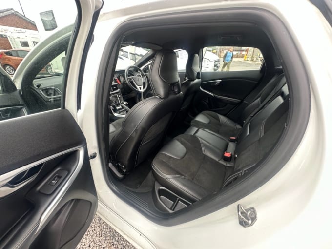 2025 Volvo V40