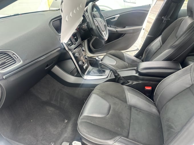 2025 Volvo V40