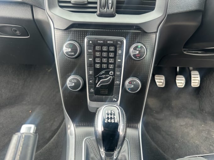 2025 Volvo V40
