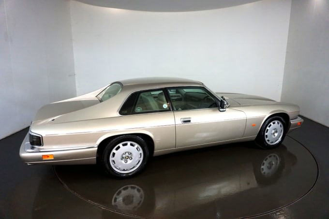 2025 Jaguar Xjs