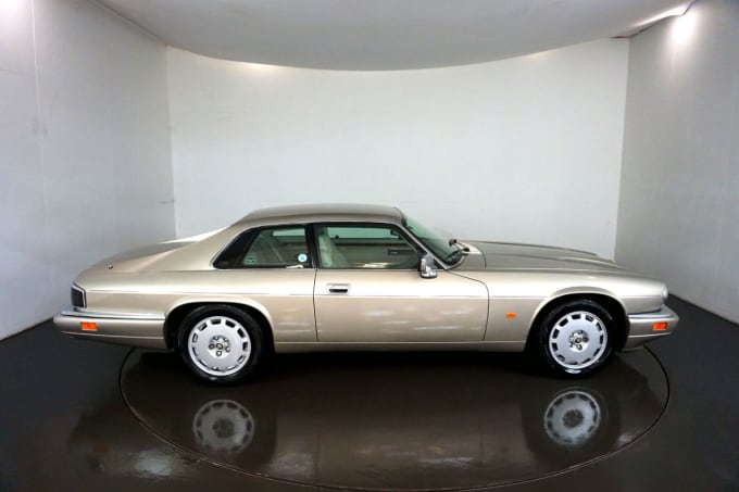 2025 Jaguar Xjs