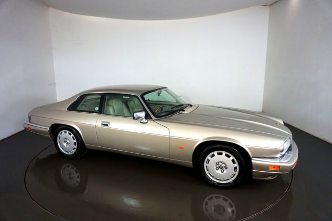 2025 Jaguar Xjs