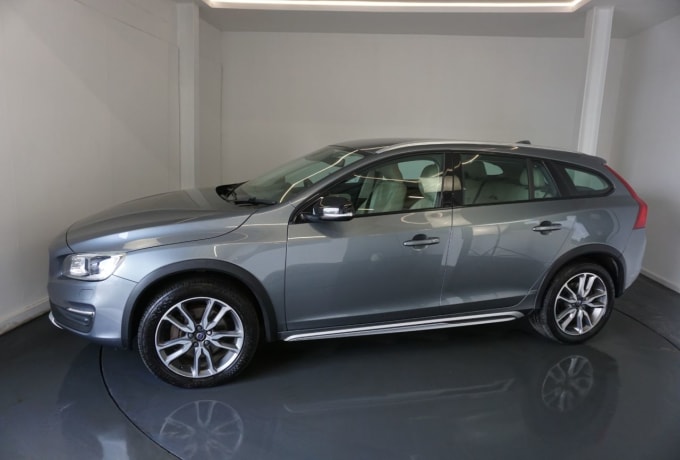 2025 Volvo V60 Cross Country