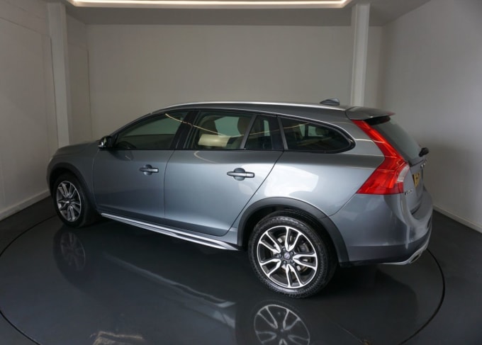 2025 Volvo V60 Cross Country