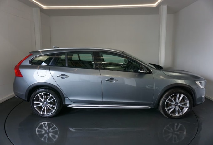 2025 Volvo V60 Cross Country