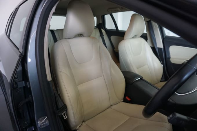 2025 Volvo V60 Cross Country