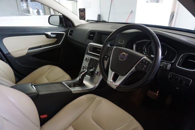 2025 Volvo V60 Cross Country