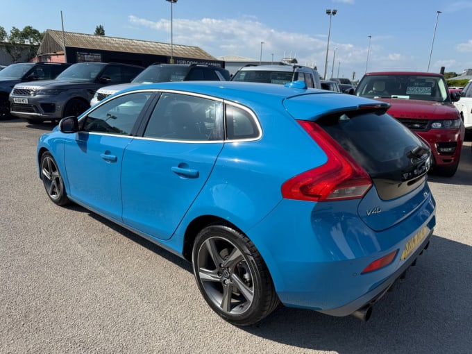 2025 Volvo V40
