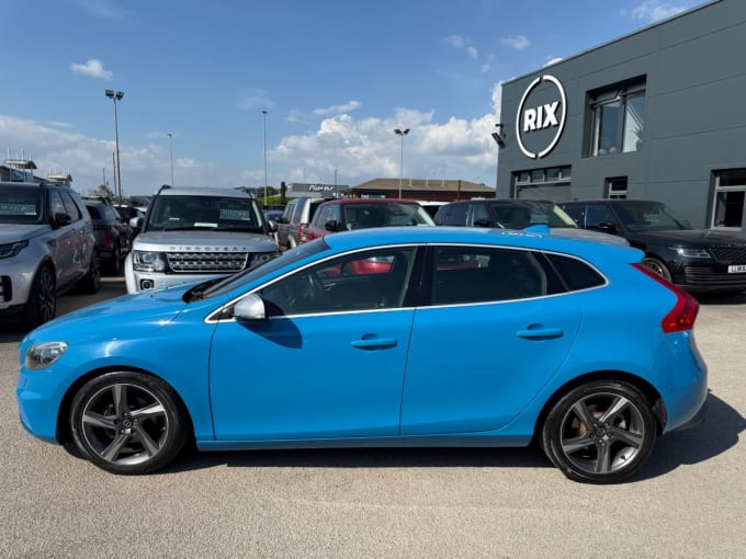 2025 Volvo V40
