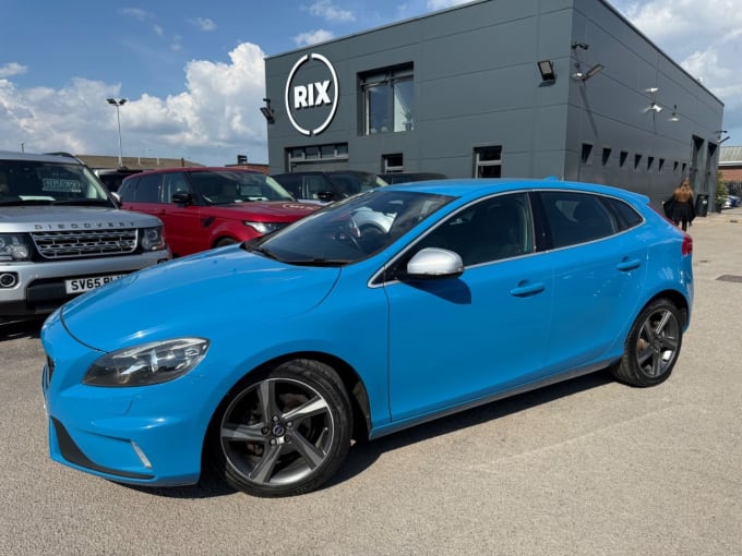 2025 Volvo V40