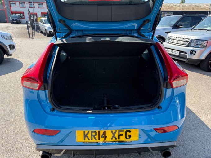 2025 Volvo V40