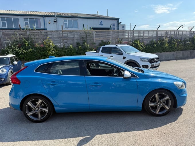 2025 Volvo V40