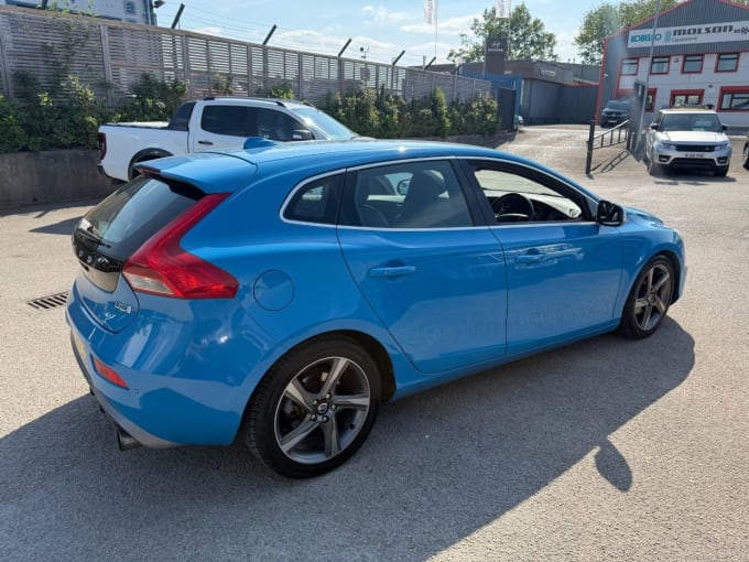 2025 Volvo V40