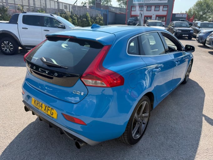 2025 Volvo V40