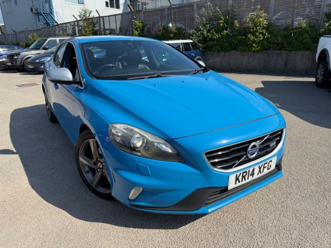 2025 Volvo V40