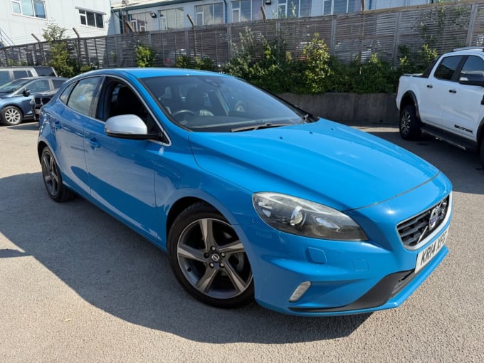 2025 Volvo V40
