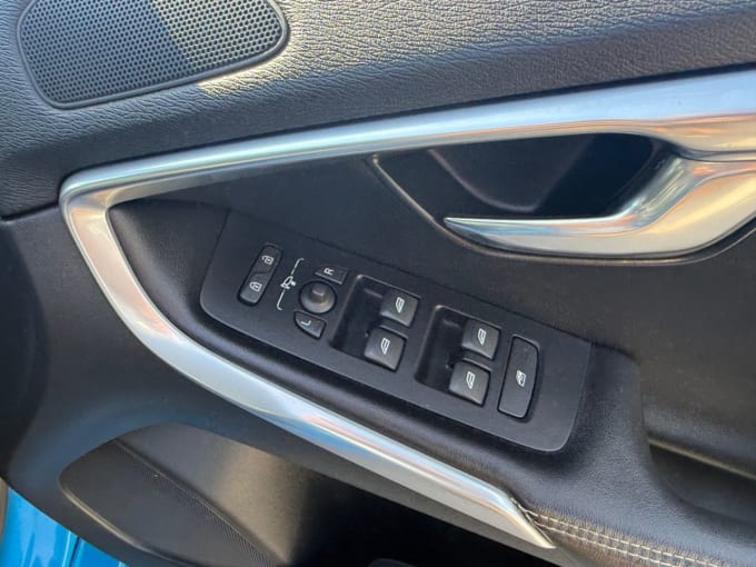 2025 Volvo V40