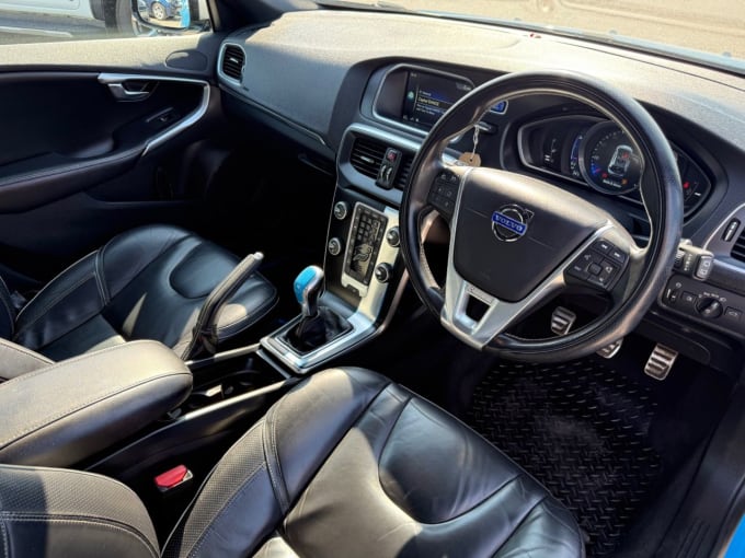 2025 Volvo V40