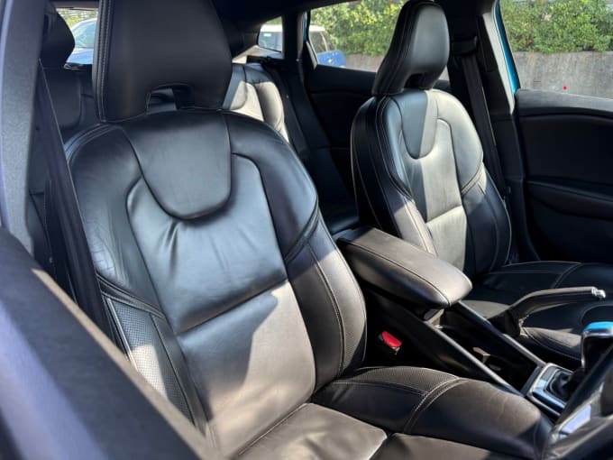 2025 Volvo V40