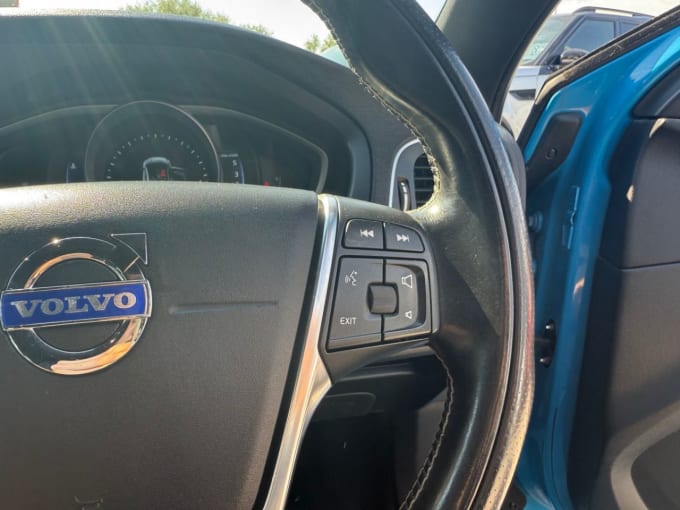 2025 Volvo V40