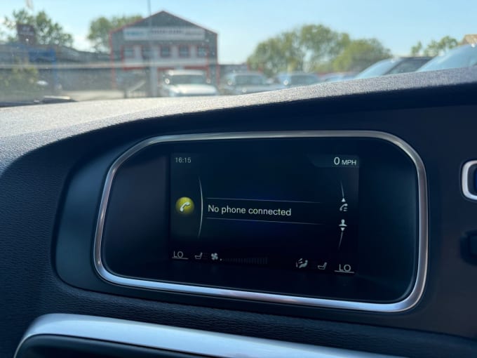 2025 Volvo V40