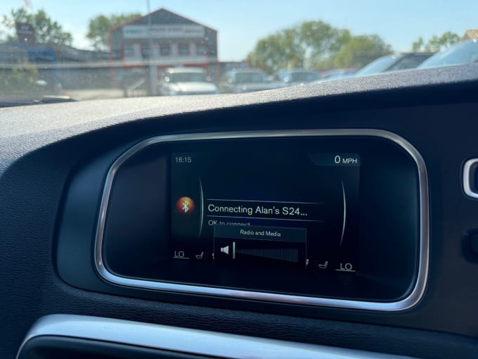 2025 Volvo V40