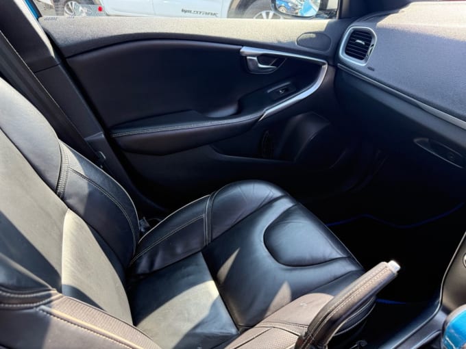 2025 Volvo V40