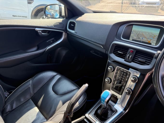 2025 Volvo V40