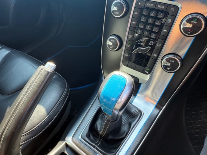 2025 Volvo V40