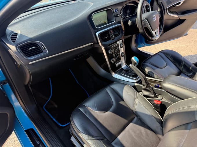 2025 Volvo V40