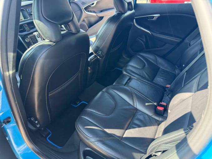 2025 Volvo V40