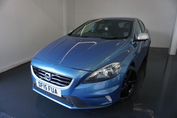2025 Volvo V40