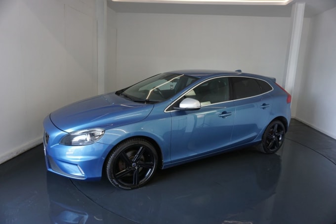 2025 Volvo V40