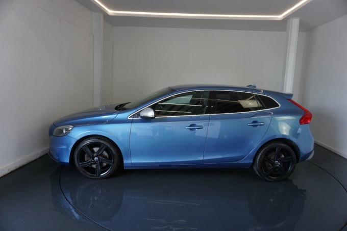 2025 Volvo V40