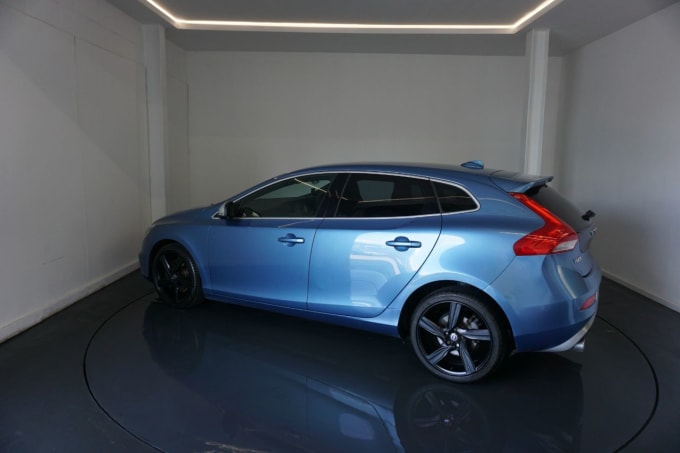 2025 Volvo V40