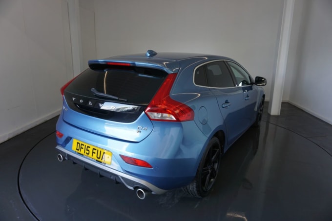 2025 Volvo V40