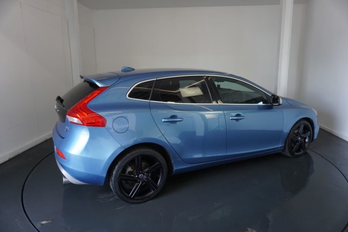 2025 Volvo V40