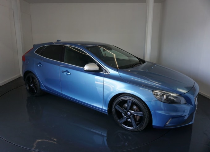 2025 Volvo V40
