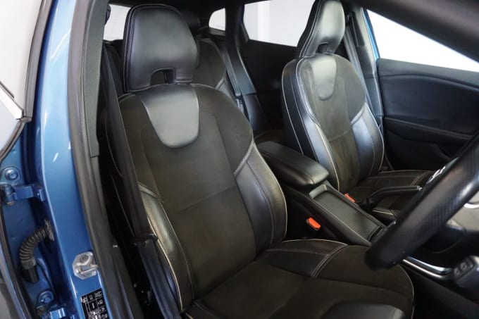 2025 Volvo V40