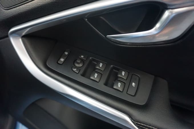 2025 Volvo V40