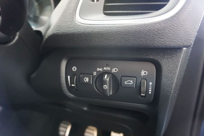 2025 Volvo V40