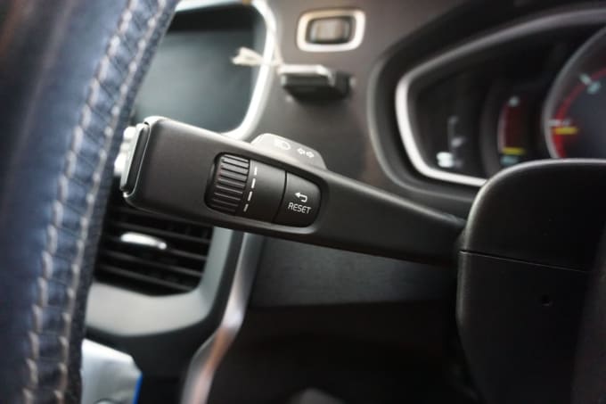 2025 Volvo V40