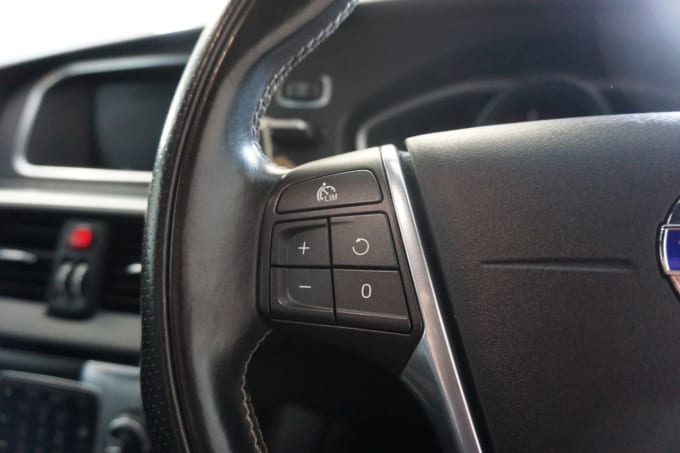 2025 Volvo V40