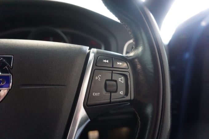 2025 Volvo V40