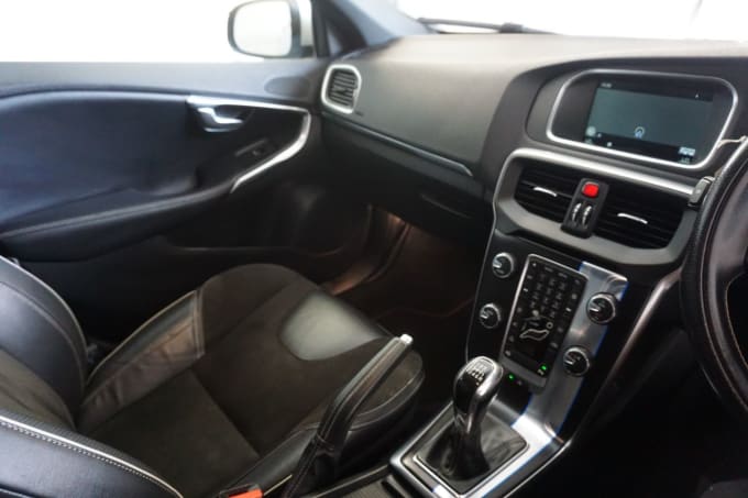 2025 Volvo V40